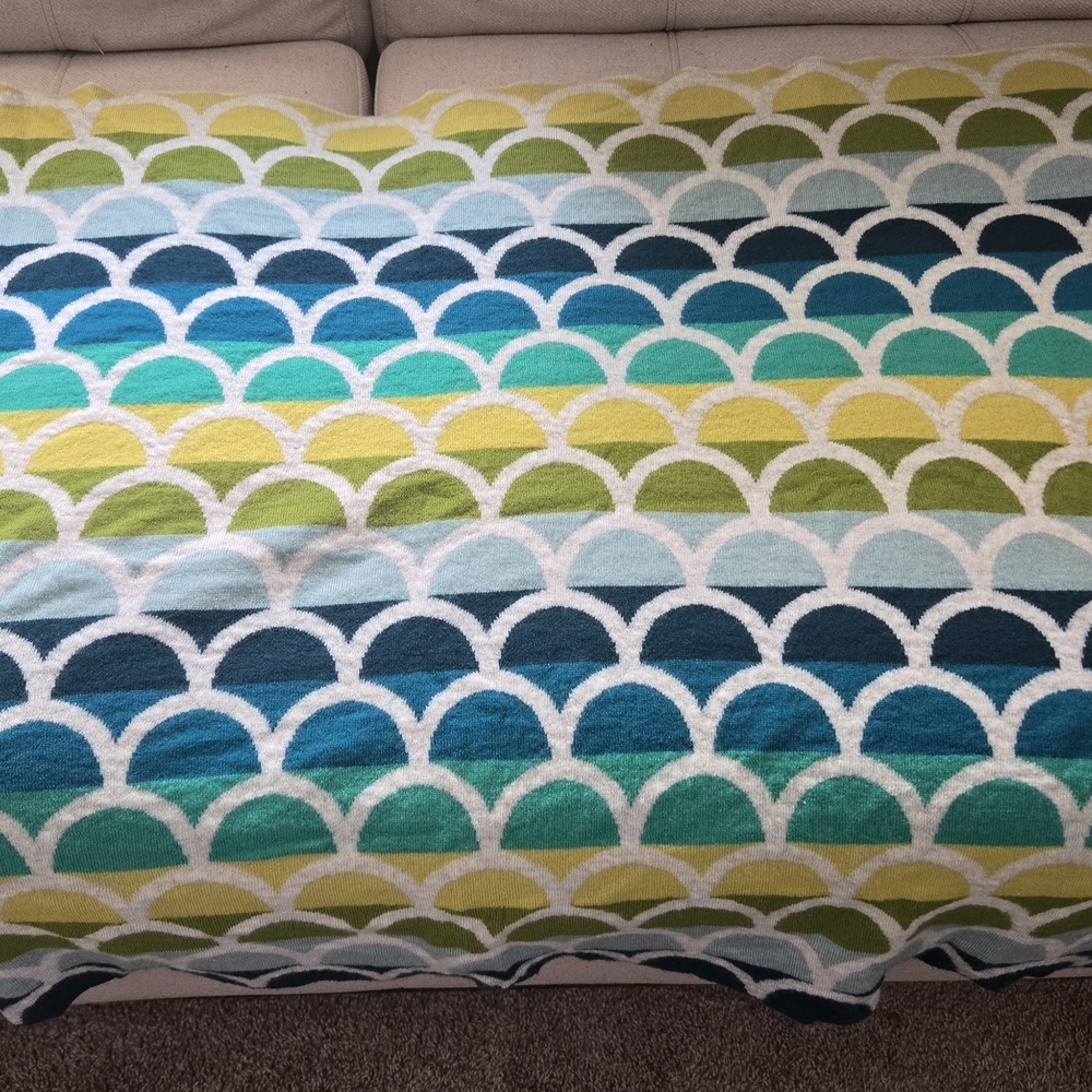 Multicolor Scallop Pattern Blanket